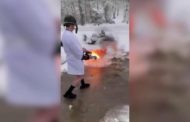 Troppa neve sul vialetto di casa: invece di spazzarla utilizza un lanciafiamme