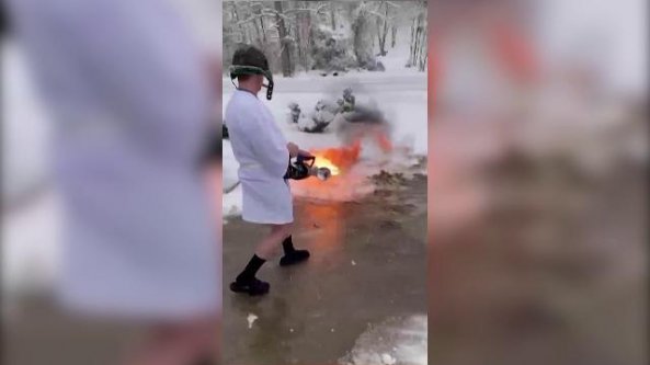 Troppa neve sul vialetto di casa: invece di spazzarla utilizza un lanciafiamme