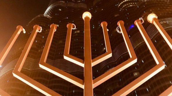 Il candelabro di Hanukkah sul grattacielo simbolo di Dubai