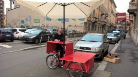 Sul Guardian il libraio milanese che sfida a pedali i colossi dell'ecommerce