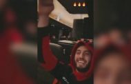 L'euforia dei rossoneri sul pullman: cantano 'Will Grigg's on Fire' e 'Sarà Perché Ti Amo