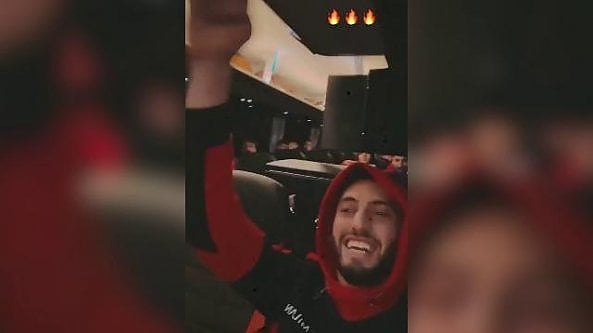 L'euforia dei rossoneri sul pullman: cantano 'Will Grigg's on Fire' e 'Sarà Perché Ti Amo