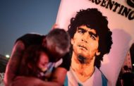 Napoli, un mese senza Maradona, l'ultimo augurio del Pibe per tutti: vincere la lotta al Covid e alleviare le sofferenze degli ultimi