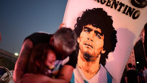 Napoli, un mese senza Maradona, l'ultimo augurio del Pibe per tutti: vincere la lotta al Covid e alleviare le sofferenze degli ultimi
