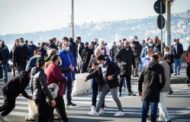 Ristoratori bloccano di nuovo il lungomare di Napoli