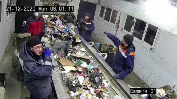 Nella busta c'è un gattino: l'operaio del centro rifiuti lo salva all'ultimo istante