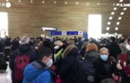Folla all'aeroporto Charles de Gaulle di Parigi nel weekend prima di Natale