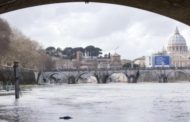 Tevere a rischio esondazione: chiuse le banchine