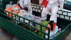 Crotone, vie troppo strette per l'ambulanza, donna soccorsa con l'Apecar. La figlia: 
