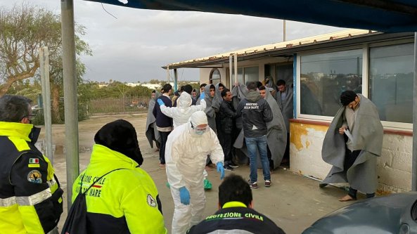 Salento, 110 migranti soccorsi nella notte: le loro due imbarcazioni hanno affrontato il mare in burrasca