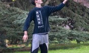 I locali sono chiusi e il barista acrobatico si allena in piazza 