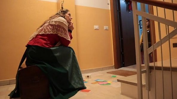 Suonano alla porta: arrivano gli attori. Il teatro è sul pianerottolo