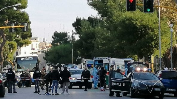 Bari, scontro fra moto e auto sul lungomare: muore un poliziotto polacco, un altro gravemente ferito