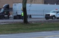 Usa, i camion escono dalla fabbrica Pfizer: trasportano i vaccini anti-covid