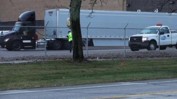 Usa, i camion escono dalla fabbrica Pfizer: trasportano i vaccini anti-covid