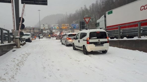 Caos neve, Autostrade chiede un incontro in Prefettura e annuncia: 
