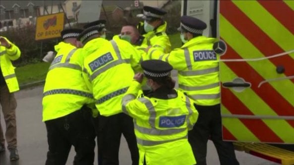 Gb, tensione a Manston: scontri tra camionisti e polizia