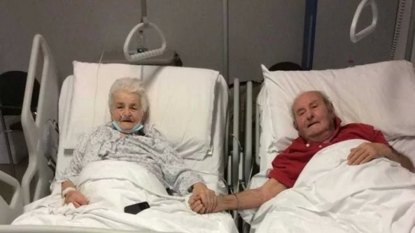 Covid: Ivo e Livia, 92 e 88 anni, si tengono per mano nel letto d'ospedale