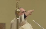 L'omelia ironica del sacerdote stupisce tutti: 