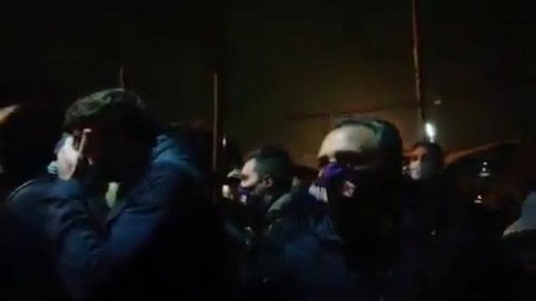 La festa dei tifosi della Fiorentina alla squadra nel cuore della notte