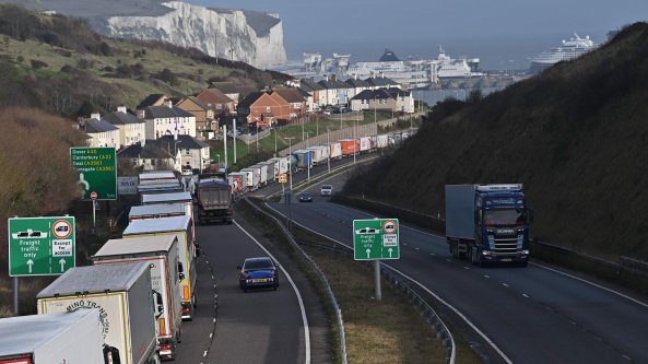 Code chilometriche di tir sulla Manica: si fanno scorte in vista della Brexit