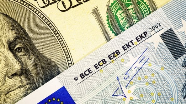 Il dollaro debole fa comodo agli Usa l’euro corre in un’Europa che arranca