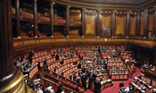 Bagarre in Aula al Senato per la fiducia, seduta sospesa