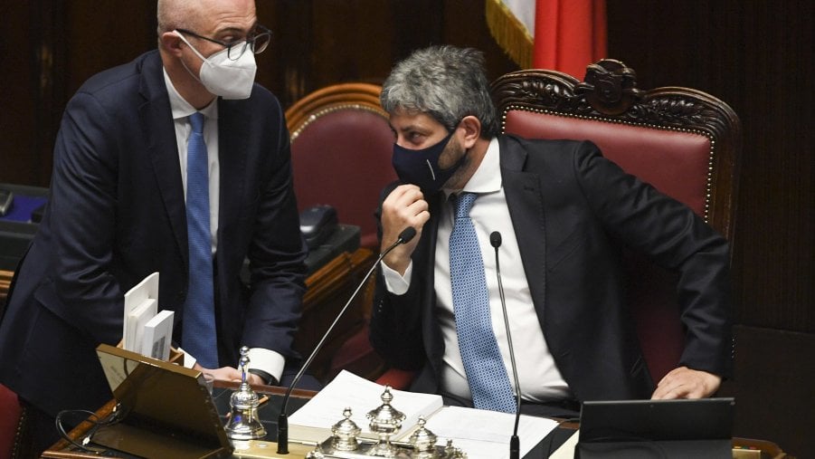 Il domino delle poltrone: ecco come la candidatura di Fico a Napoli può dare il via al cambio di squadra nel governo