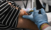 Vaccino, le differenze tra Pfizer e Moderna