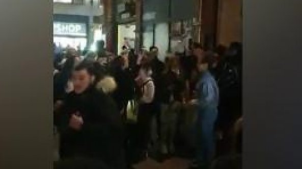 La folle notta di Londra: party a Oxford Street prima del lockdown