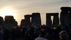 Stonehenge, niente folla al solstizio, English Heritage lo mostrerà online. L'appello: 