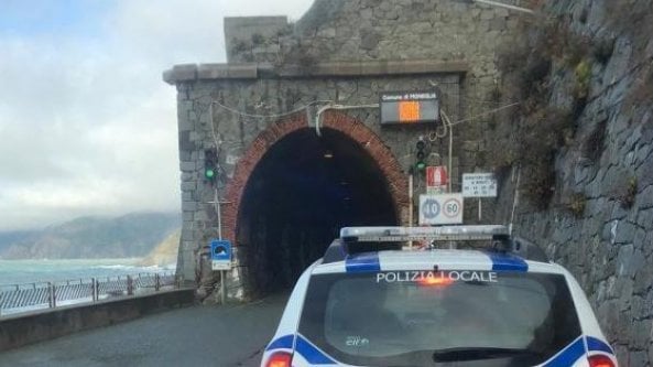 Frane a Moneglia e Avegno, strade interrotte