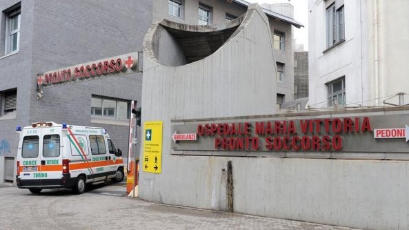 Torino, l'ospedale Maria Vittoria segnala alla polizia gli stranieri senza documenti: scoppia la polemica