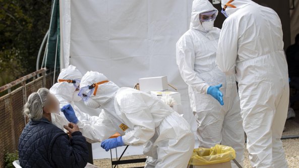 Covid, mistero tamponi: pochi quelli analizzati dai laboratori pubblici