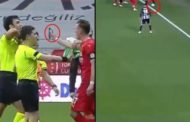 Il calciatore mostra l'errore all'arbitro sul telefonino e viene espulso
