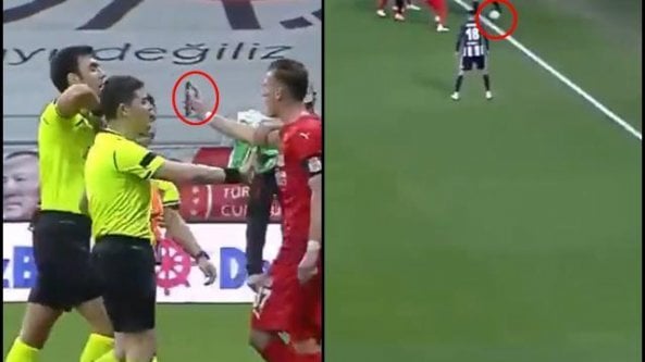 Il calciatore mostra l'errore all'arbitro sul telefonino e viene espulso