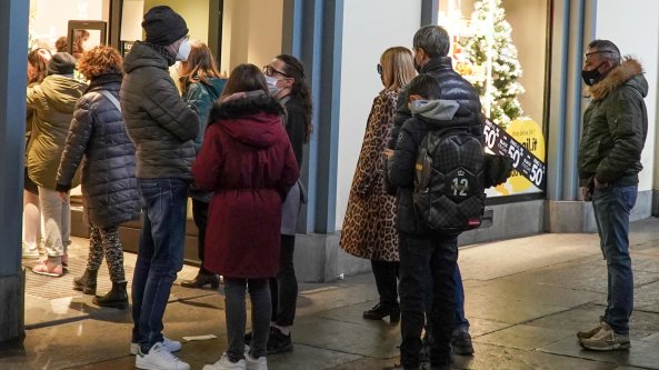 Shopping di Natale, da oggi a Torino vigilantes anti-assembramento davanti ai negozi