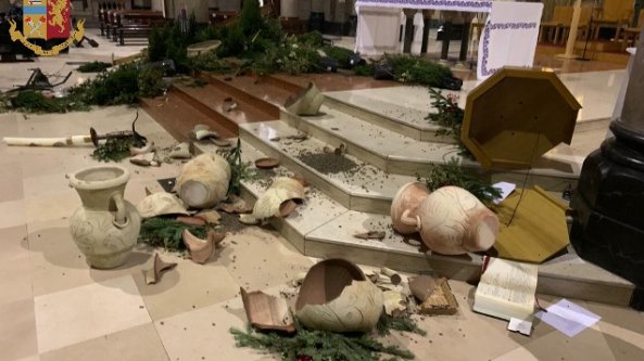 Squilibrato entra in chiesa, sfascia l'altare e fugge. Poi torna e ricomincia: arrestato