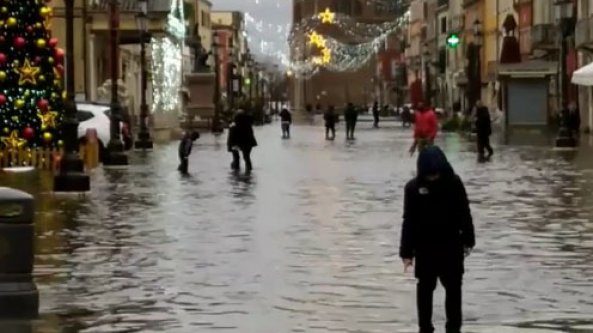 Maltempo, Venezia sott'acqua: polemiche sul Mose. Il procuratore di San Marco: 