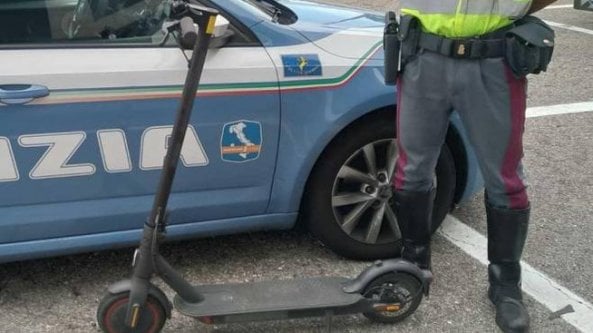 Parma, consegna le pizze su un monopattino rubato: rider denunciato per ricettazione
