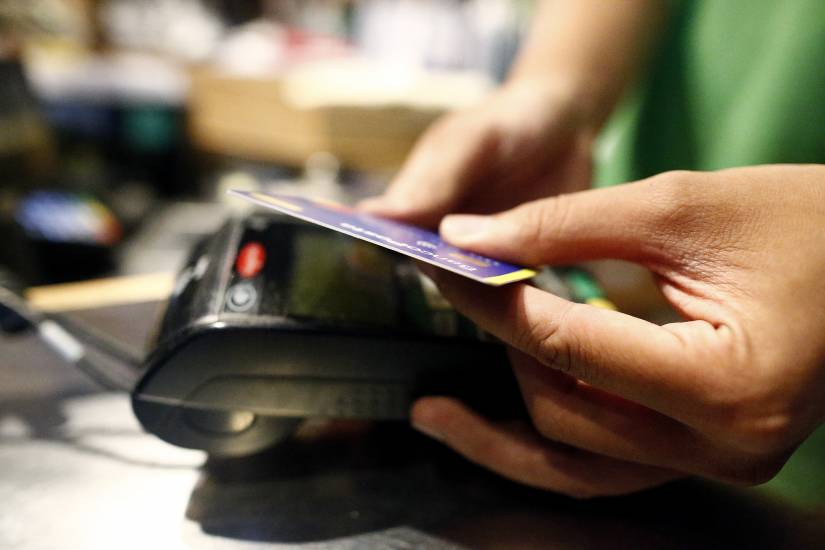 Pagate così in cassa con carta? Perché non avrete il rimborso