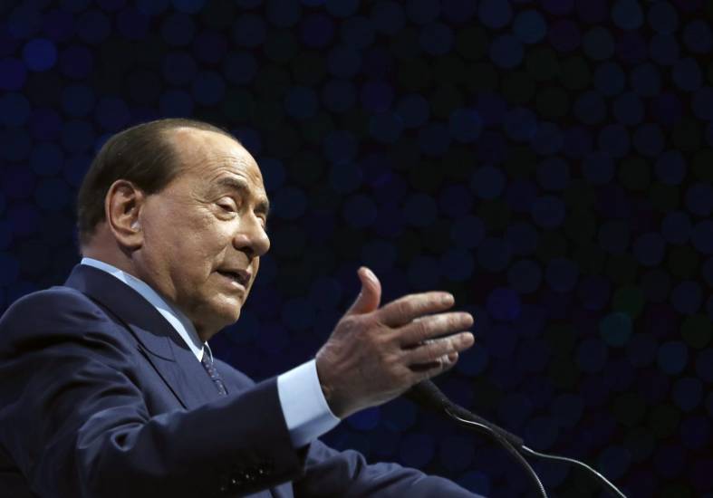 Berlusconi detta la linea: 