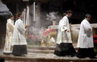 A Messa con il Covid: Gesù nasce in anticipo