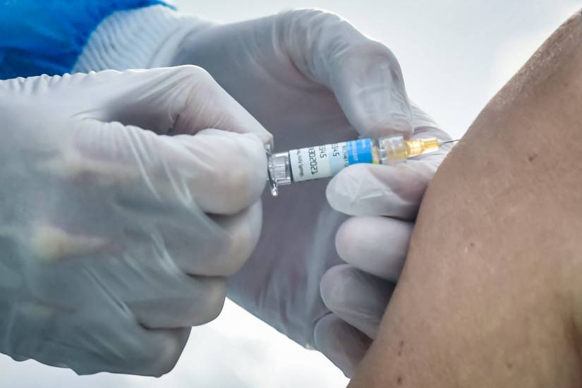 Veloce, aggressivo ma non più letale. Ecco la variante (ora alla prova vaccini)