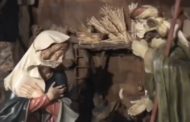 Il presepe che spiazza i fedeli: la Madonna e San Giuseppe con la mascherina