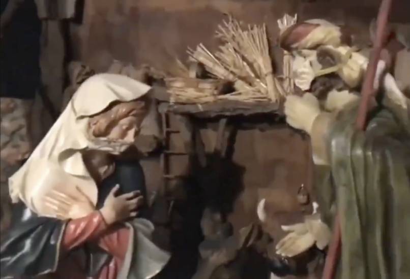 Il presepe che spiazza i fedeli: la Madonna e San Giuseppe con la mascherina