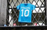 Cinque maglie di Maradona. Nuovo sogno dei calciofili