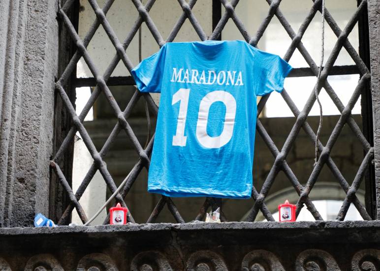 Cinque maglie di Maradona. Nuovo sogno dei calciofili