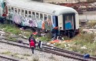 L'assalto dei migranti alle carrozze abbandonate della ferrovia