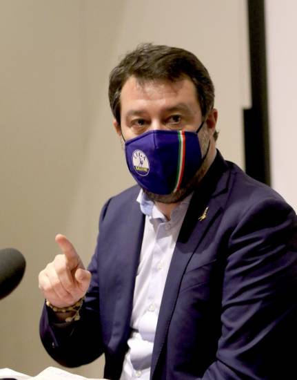 Governatori in ordine sparso sulle misure. Salvini striglia i suoi sulle chiusure totali